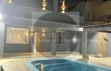 Imagem: A casa possui 4 Dormitórios, 2 Banheiros, 5 Vagas na garagem