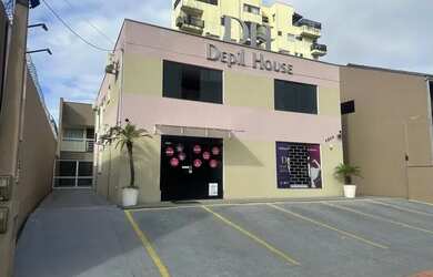 Imagem: O depósito à venda possui 5 Vagas na garagem e 484m² de Área