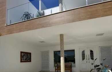 Imagem: A casa possui 4 Dormitórios, 5 Banheiros, 2 Vagas na garagem