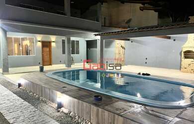 Imagem: A casa possui 4 Dormitórios, 5 Banheiros, 4 Vagas na garagem