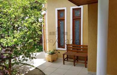 Imagem: A casa possui 3 Dormitórios, 4 Banheiros, 3 Vagas na garagem