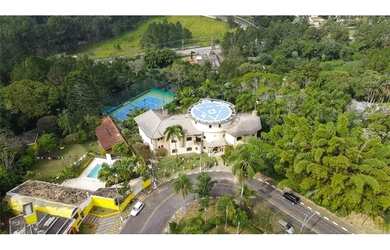 Imagem: A casa possui 5 Dormitórios, 5 Banheiros, 5 Vagas na garagem