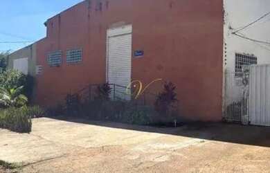 Imagem: O depósito possui 4 Vagas na garagem e 920m² de Área e está