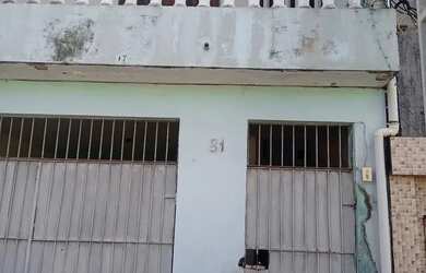 Imagem: A casa possui 3 Dormitórios, 2 Banheiros, 1 Vaga na garagem