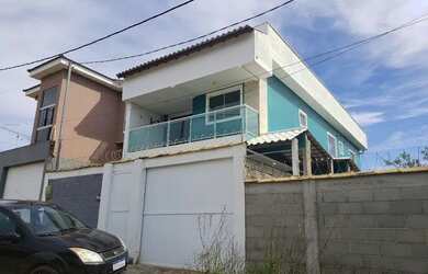 Imagem: A casa possui 3 Dormitórios, 3 Banheiros, 2 Vagas na garagem