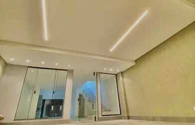 Imagem: A casa possui 3 Dormitórios, 2 Banheiros, 2 Vagas na garagem