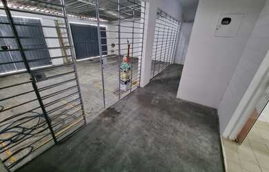 Imagem: A casa possui 3 Dormitórios, 4 Banheiros, 2 Vagas na garagem