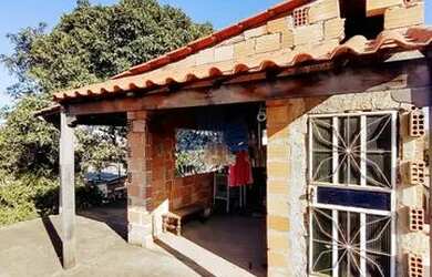 Imagem: A casa possui 4 Dormitórios, 2 Banheiros, 2 Vagas na garagem