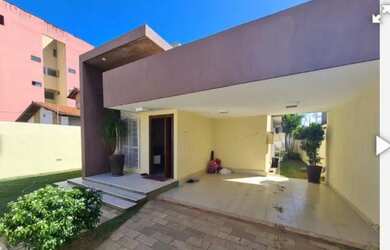 Imagem: A casa possui 3 Dormitórios, 3 Banheiros, 2 Vagas na garagem