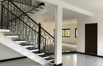 Imagem: A casa possui 4 Dormitórios, 5 Banheiros, 5 Vagas na garagem