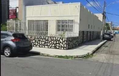 Imagem: A casa possui 3 Dormitórios, 2 Banheiros, 1 Vaga na garagem