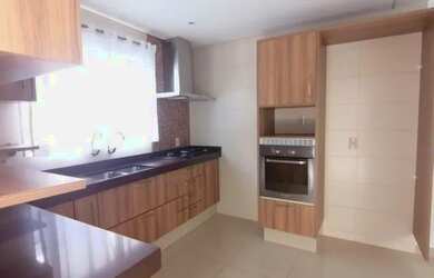 Imagem: A casa possui 3 Dormitórios, 3 Banheiros, 4 Vagas na garagem