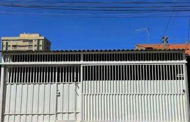 Imagem: A casa possui 3 Dormitórios, 2 Banheiros, 3 Vagas na garagem