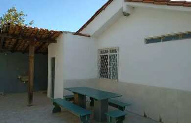 Imagem: A casa e possui 2 Dormitórios, Suítes, 1 Banheiro, 1 Vaga