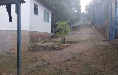 Imagem 2: Casa com terreno grande. 400m² de Área, 2 Vagas na garageme2 Dormitórios