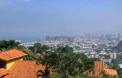 Imagem: A casa em condomínio possui 4 Dormitórios, 4 Banheiros, 2