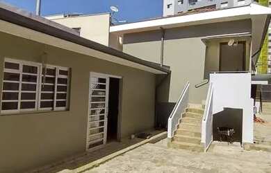 Imagem: A casa possui 2 Dormitórios, 2 Banheiros, 4 Vagas na garagem