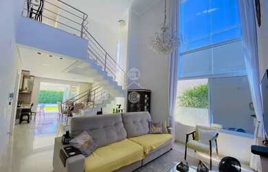 Imagem: A casa possui 3 Dormitórios, 3 Banheiros, 2 Vagas na garagem