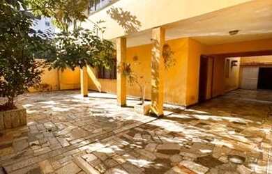 Imagem: A casa possui 5 Dormitórios, 4 Banheiros, 5 Vagas na garagem