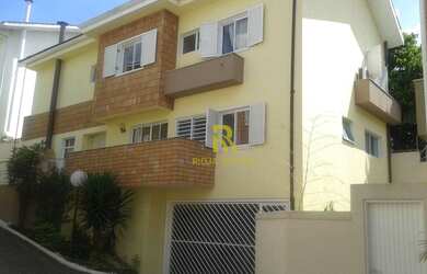 Imagem: A casa possui 4 Dormitórios, 5 Banheiros, 3 Vagas na garagem