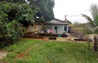 Imagem: A casa possui 3 Dormitórios, 2 Banheiros, 1 Vaga na garagem