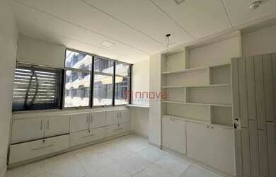 Imagem: O depósito possui 1 Vaga na garagem e 27m² de Área e está