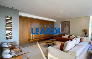 Imagem: A casa em condomínio possui 4 Dormitórios, 4 Banheiros, 2