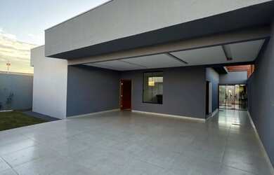 Imagem: A casa possui 3 Dormitórios, 2 Banheiros, 4 Vagas na garagem