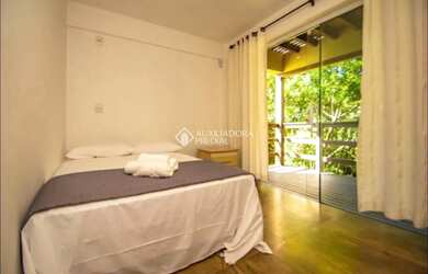 Imagem 12: Casa com amplo terreno na Praia do Rosa - Conforto e localização privilegiada