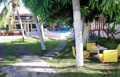 Imagem: A casa possui 4 Dormitórios, Acomodam 20 pessoas e 4 Vagas