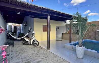 Imagem: A casa possui 3 Dormitórios, 2 Banheiros, 2 Vagas na garagem