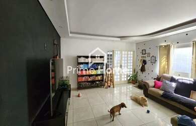 Imagem: A casa possui 3 Dormitórios, 2 Banheiros, 2 Vagas na garagem