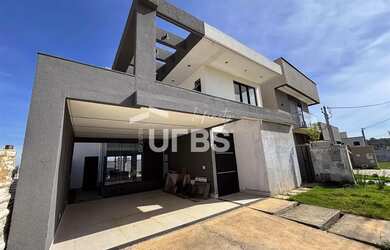 Imagem: A casa possui 4 Dormitórios, 5 Banheiros, 2 Vagas na garagem