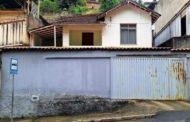 Imagem: A casa possui 2 Dormitórios, 2 Banheiros, 2 Vagas na garagem