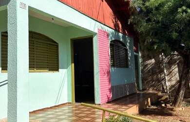 Imagem: A casa possui 3 Dormitórios, 3 Banheiros, 2 Vagas na garagem