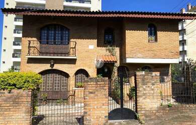 Imagem: A casa possui 3 Dormitórios, 3 Banheiros, 3 Vagas na garagem