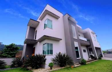 Imagem: A casa possui 4 Dormitórios, 3 Banheiros, 3 Vagas na garagem