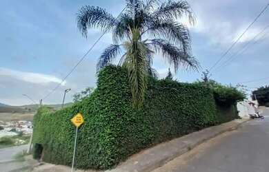 Imagem: A casa possui 5 Dormitórios, 5 Banheiros, 4 Vagas na garagem