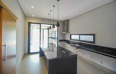 Imagem: A casa em condomínio possui 3 Dormitórios, 4 Banheiros, 4