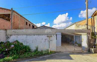 Imagem: A casa possui 3 Dormitórios, 2 Banheiros, 2 Vagas na garagem
