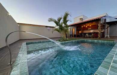 Imagem: A casa possui 3 Dormitórios, 3 Banheiros, 3 Vagas na garagem