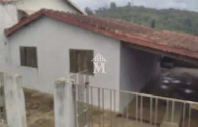 Imagem: A casa possui 3 Dormitórios, 1 Banheiro, 2 Vagas na garagem