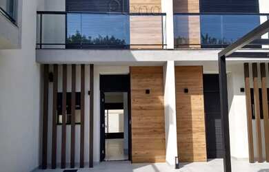 Imagem: A casa possui 2 Dormitórios, 1 Banheiro, 2 Vagas na garagem