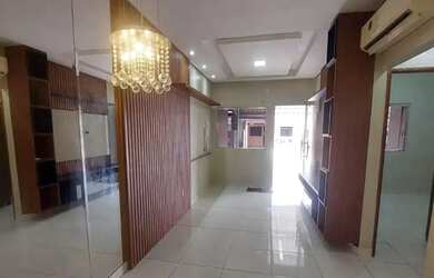 Imagem: A casa possui 2 Dormitórios, 1 Banheiro, 2 Vagas na garagem