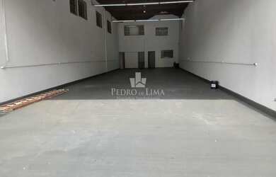 Imagem: O depósito possui 3 Vagas na garagem e 300m² de Área e está