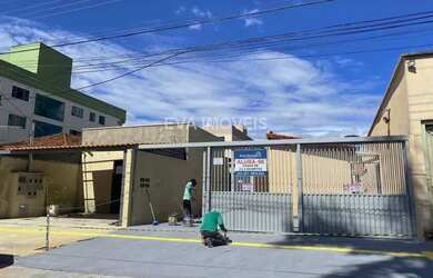 Imagem: A casa possui 3 Dormitórios, 1 Banheiro, 1 Vaga na garagem