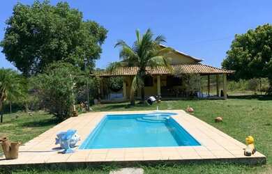 Imagem: A casa possui 3 Dormitórios, 2 Banheiros, 5 Vagas na garagem