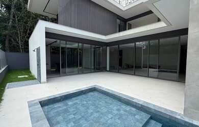 Imagem: A casa em condomínio possui 5 Dormitórios, 5 Banheiros, 5