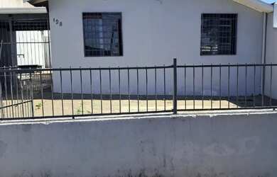 Imagem: A casa possui 2 Dormitórios, 1 Banheiro, 2 Vagas na garagem