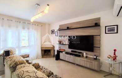 Imagem: A casa possui 4 Dormitórios, 4 Banheiros, 5 Vagas na garagem